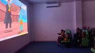 Anak-anak SD IT Adh-Dhuha saat menyaksikan cerita rakyat Babel di studio mini DKPUS Babel, Senin (29/4/2024).