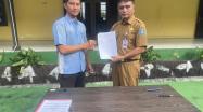 Kepala DKPUS Provinsi Babel Rakhmadi menyerahkan simbolis SPK tahun 2023 PHL DKPUS Babel, Selasa (17/1/2023). 