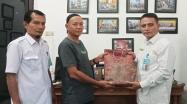 Kepala DKPUS Babel Rakhmadi menyerahkan cinderamata kepada Zuherman PHL DKPUS Babel yang telah Purna Bakti. 