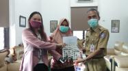 Kepala DKPUS Babel menerima buku kumpulan cerita anak dari mhasiswa UBB.