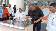   Pj Gubernur Babel Ridwan Djamaluddin menandatangani parasasti tanda diresmikannya Gedung Layanan Perpusprov Babel yang baru, Rabu (15/3/2023).