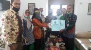 Kepala DKPUS Babel Dr Asyraf Suryadin menyerahkan Perda dan Pergub Kearsipan dan Perpustakaan kepada Wakil ketua DPRD Beltim.