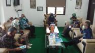 Kepala DKPUS Babel Asyraf Suryadin saat menerima kunjungan Ketua Lembaga Administrasi Nasional Perpustakaan Nasional, Tisyo Haryono.