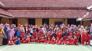 Siswa, orang tua dan guru pendamping TK Pembina Negeri dan Pustakawan DKPUS foto bersama, disela kunjungan, Senin (20/3/2023). 