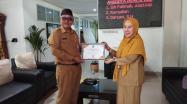 Kepala Bidang Pelestarian Koleksi Nasional dan Pelestarian Naskah Kuno menyerahkan Piagam Penghargaan kepada Sekwan Bangka.