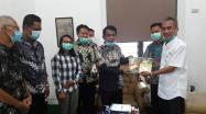 Kepala DKPUS Babel Dr Asyraf Suryadin menyerahkan kenang-kenangan dua buku kepada Ketua DPRD Belitung.