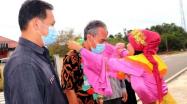 Kepala DKPUS Babel Asyraf Suryadin disambut kalungan bunga saat tiba di Perpusdes Cendil, Kelapa Kampit, Beltim, Jumat (28/5/2021).