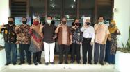 Rombongan Camat Se-Beltim foto bersama Pejabat dan Pustakawan DKPUS Babel.
