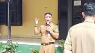  Kepala DKPUS Babel Rakhmadi saat menyampaikan pengarahan dalam evaluasi kinerja 2022, dan silaturahmi pegawai DKPUS di halaman tengah Kantor DKPUS Babel, Selasa (27/12/2022). 