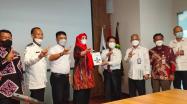 Wakil Bupati Basel Debby, Kepala DKPUS Babel Rakhmadi foto bersama Kepala Perpusnas RI Muhammad Syarif Bando.