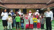 Guru dan anak-anak PAUD Ceria Gabek Dua Pangkalpinang foto bersama Kabid Pembinaan dan Pengembangan Perpustakaan DKPUS Babel, Pustakawan DKPUS Babel, Rabu (16/6/2021).