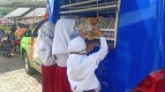 Siswa SDN 7 Desa Paku, Kecamatan Payung antusias mencari buku bacaan di Mobil Perpustakaan Keliling DKPUS Babel.