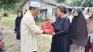 Kepala DKPUS Babel yang juga Ketua Prenggu Belitong, Rakhmadi menyerahkan bantuan paket sembako kepada kaum dhuafa.