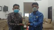 Kepala DKPUS Babel Rakhmadi menerima Buku “Kiprah dan Kenangan Sosok Hanandjoeddin” dari Haril selaku Penulis.