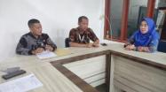 Kepala DKP Bangka Barat Farouk Yohansyah menyambut langsung kedatangan Tim Naskah Kuno dan BID KID DKPUS Babel, yang dipimpin Kepala Bidang Pelestarian Koleksi Nasional dan Pelestarian Naskah Kuno Dr. Mirdayati. (foto: istimewa).